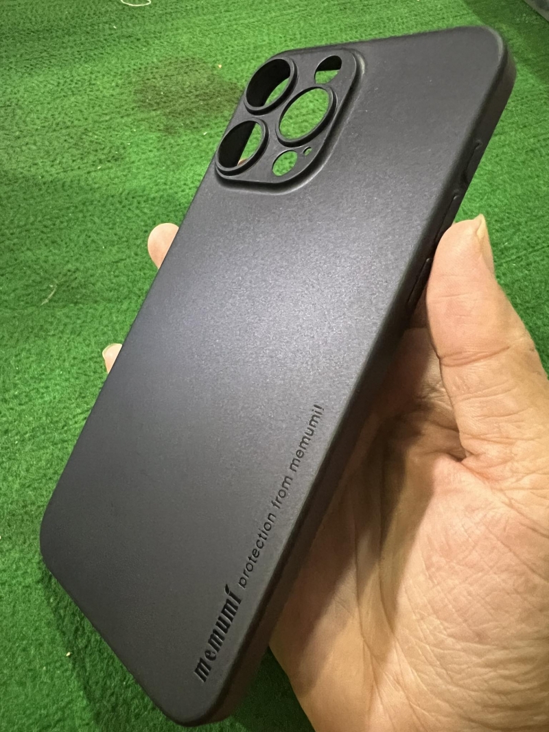 Ốp Lưng iPhone 15 Pro Max Hiệu Memumi Mỏng Dạng Nhám Mờ Cao Cấp được làm bằng silicon siêu dẻo nhám và mỏng có độ đàn hồi tốt, nhiều màu sắc mặt khác có khả năng chống trầy cầm nhẹ tay chắc chắn.